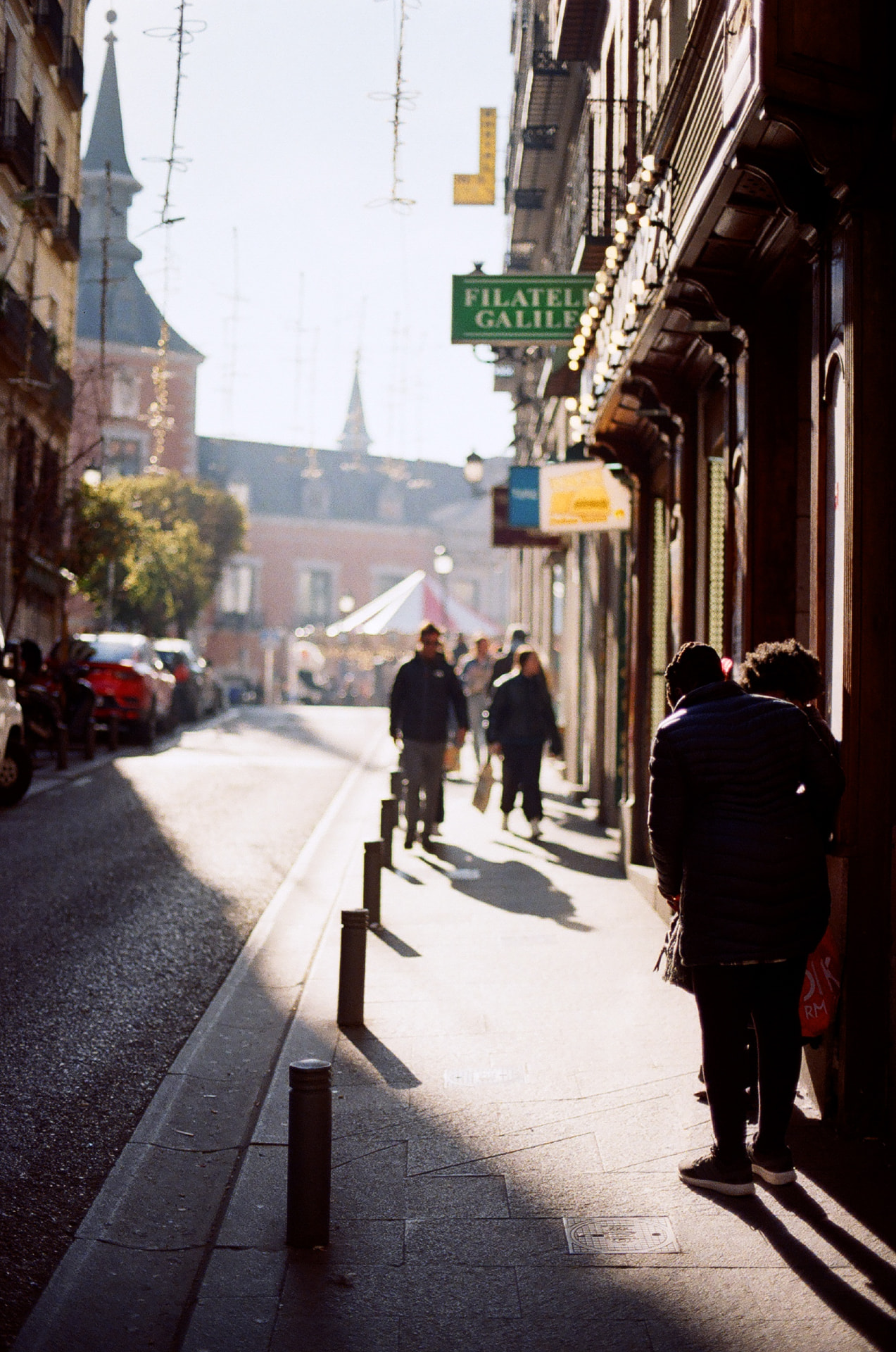 Calle de España a contraluz con peatones