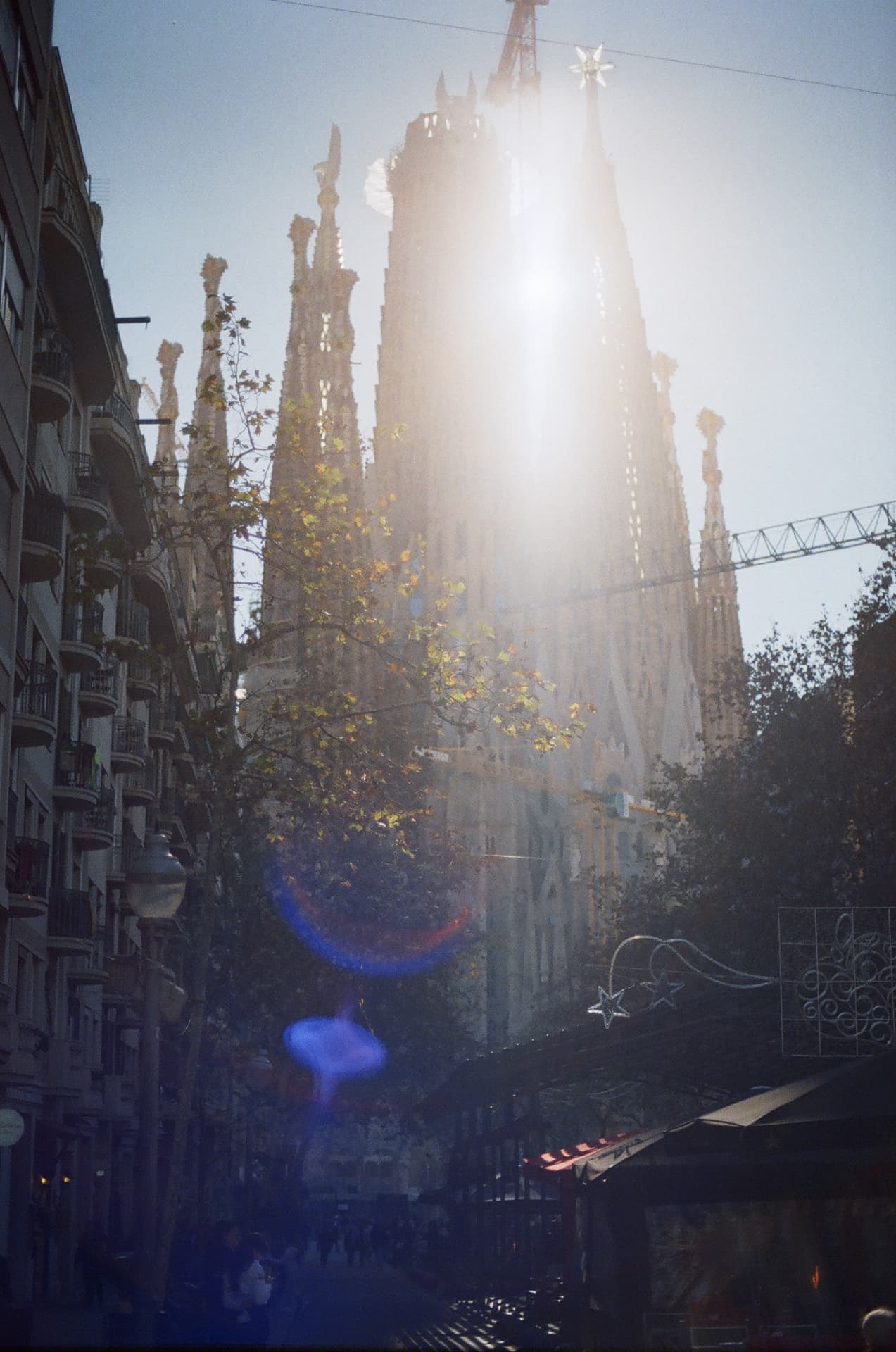 La Sagrada Familia atravesada por la luz del sol