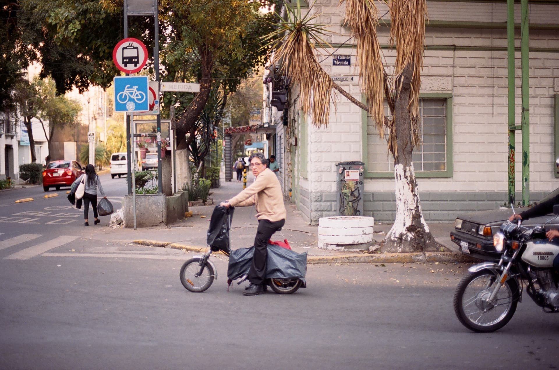 Ciclista cruza una esquina de la calle de Mérida