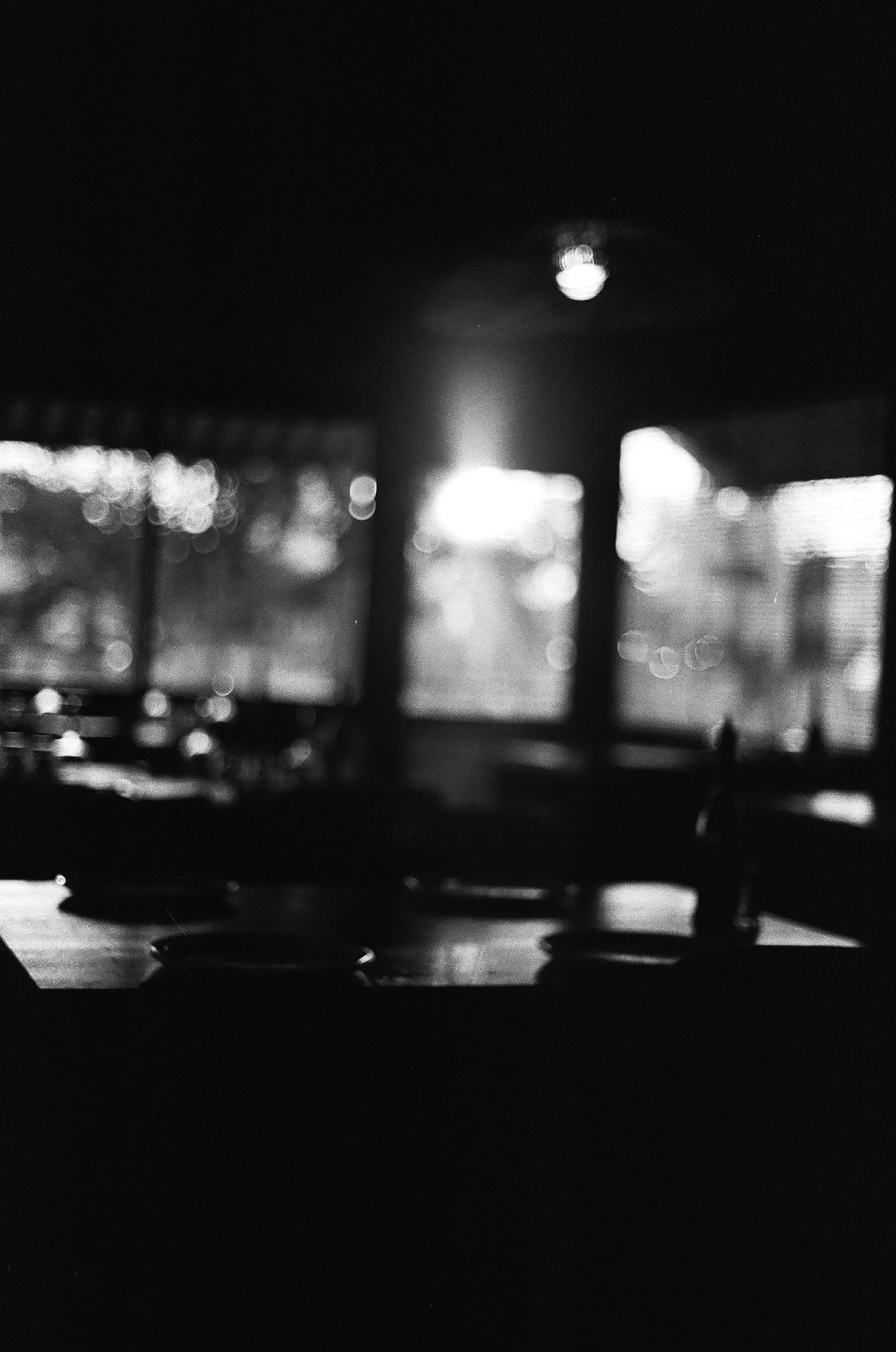 Interior desenfocado en blanco y negro