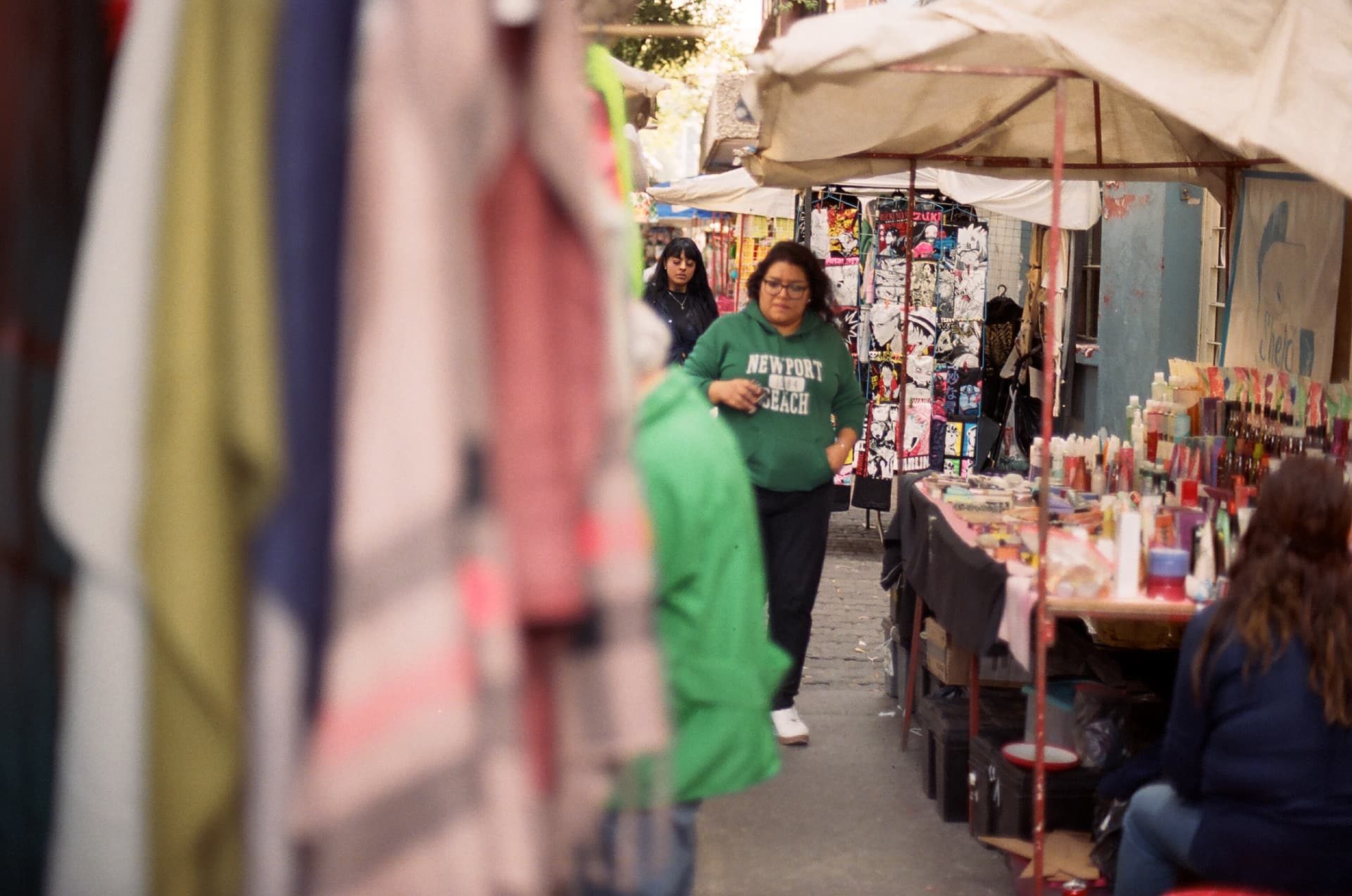 Visitante camina entre los puestos de un mercado