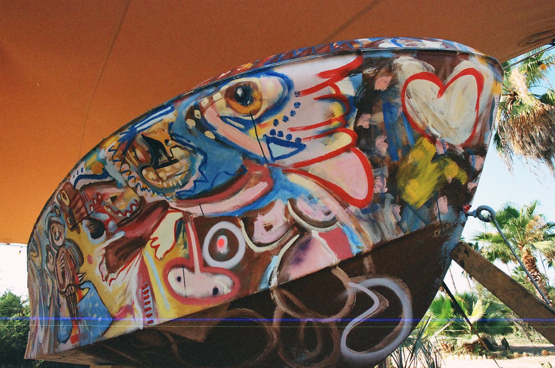 Detalle de proa de lancha pintada con figuras y corazones