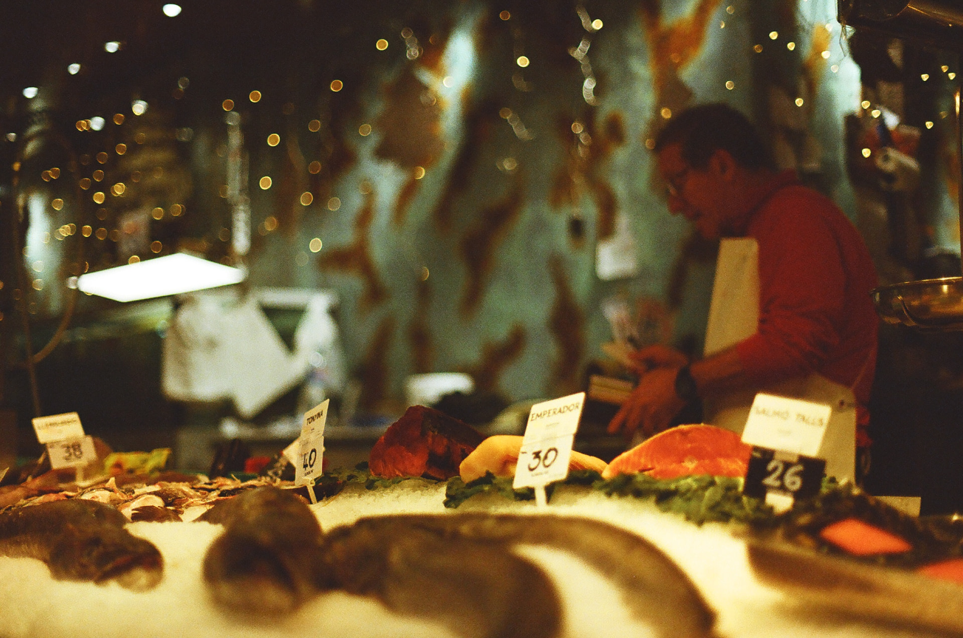 Pescadero trabaja bajo las luces del mercado
