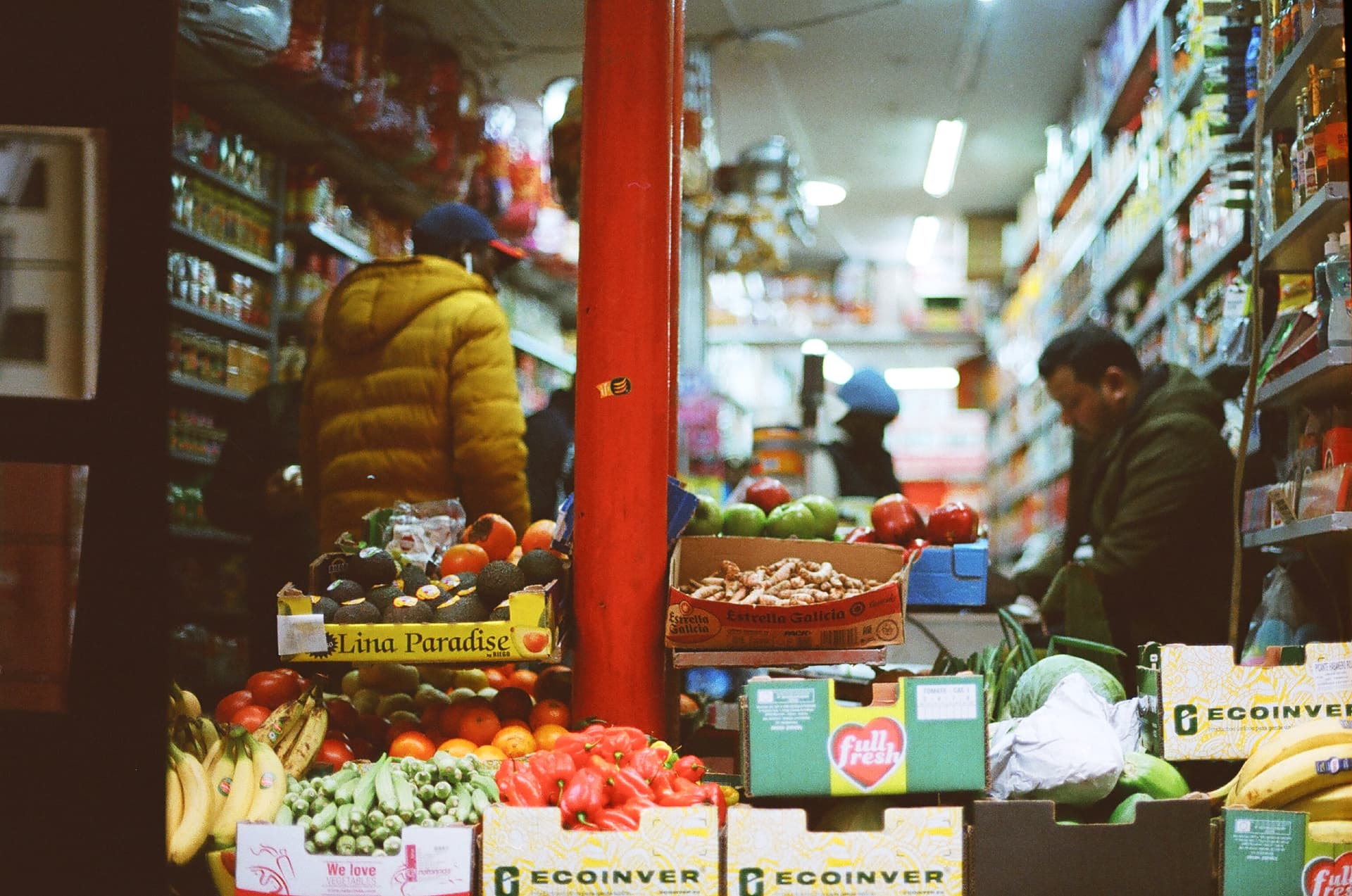 Puesto de frutas y verduras visto desde la calle