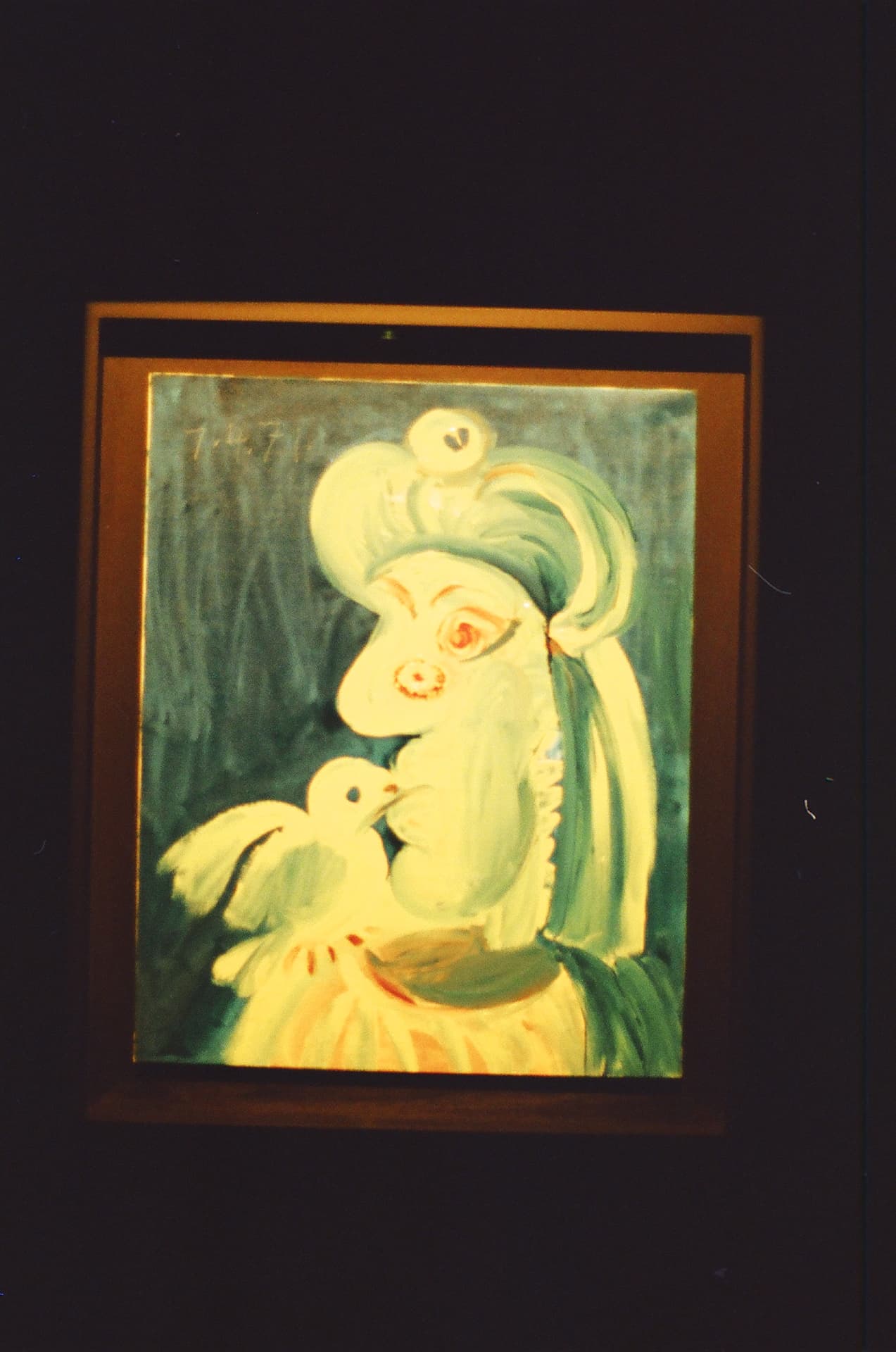 Retrato pictórico iluminado dentro de un museo